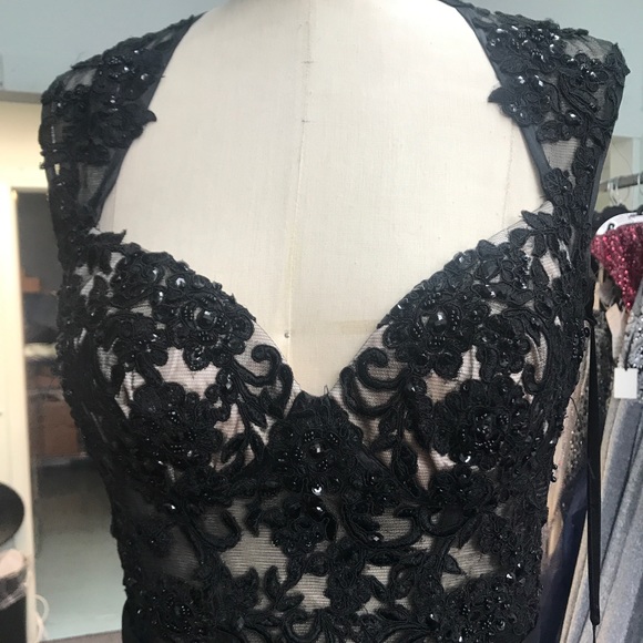 1079 gorgeous black gown with lace, studs, etc - Picture 3 of 8